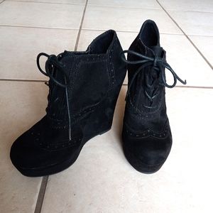 Forever 21 black wedge bootie size 6